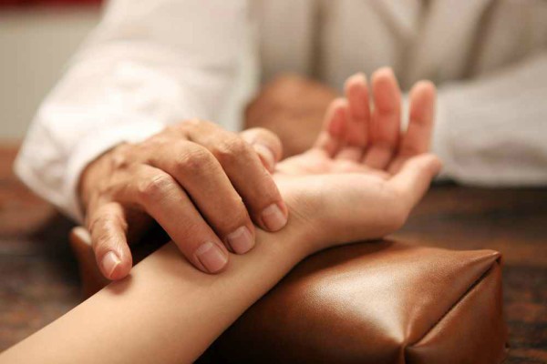 Tinh túy của Đông y là xem mạch biết trước bệnh để dự phòng. (Ảnh: fytong.com.hk)